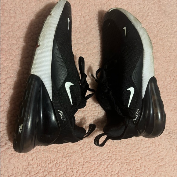 Nike Black and White Athletic Shoes Sleek Design - Picture 1 of 4